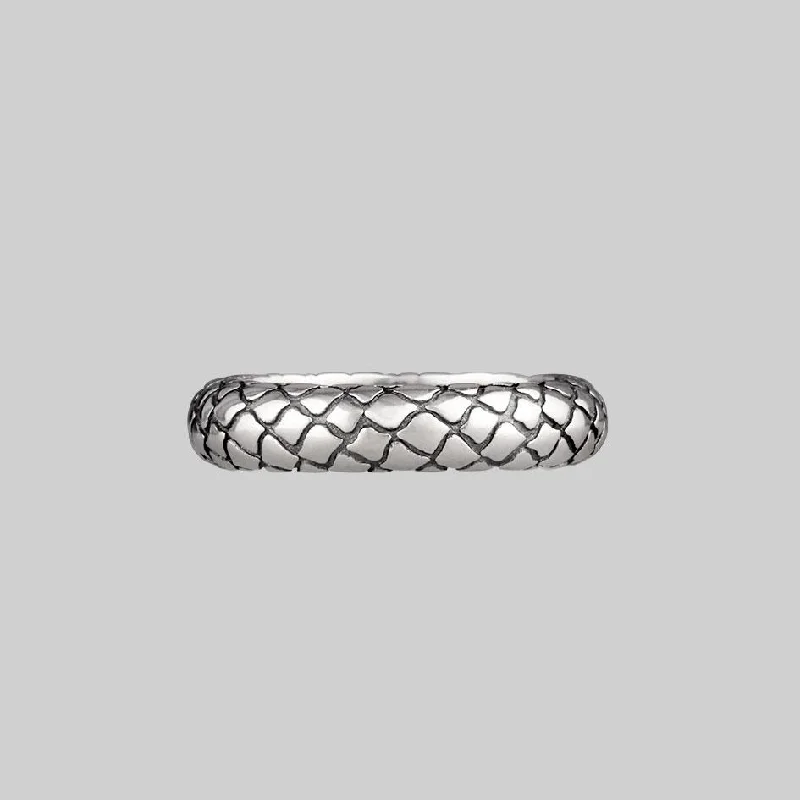 VEGA. Snake Skin Band Ring - Silver